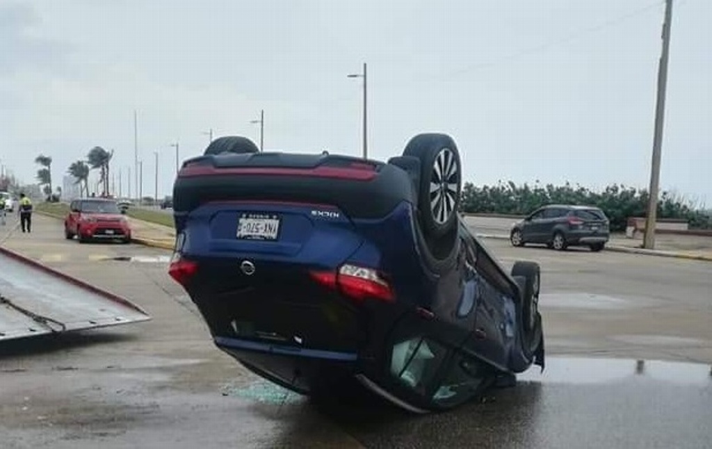Imagen Volcadura deja lesionados en Malecón Costero de Coatzacoalcos 