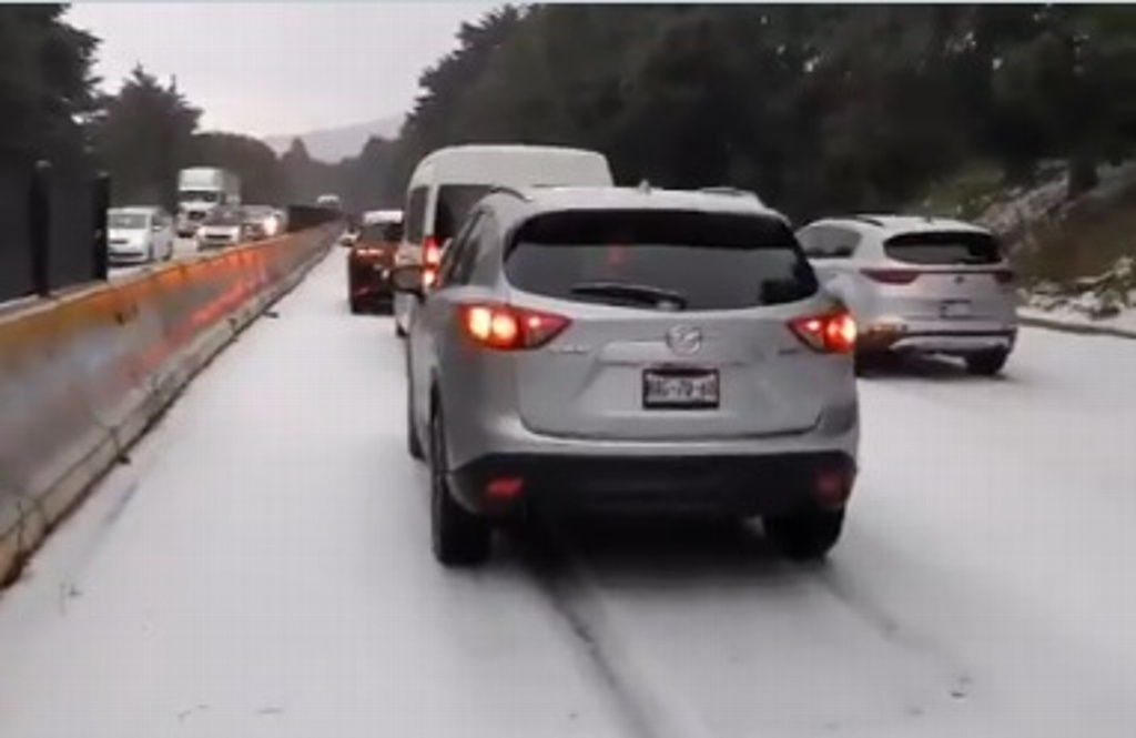 Imagen Fuerte granizada cubre de hielo kilómetros de autopista México-Cuernavaca (+Video)