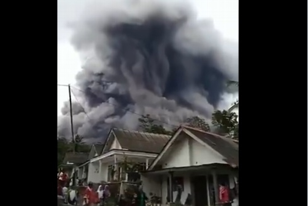 Imagen Poderoso volcán en Indonesia entra en actividad
