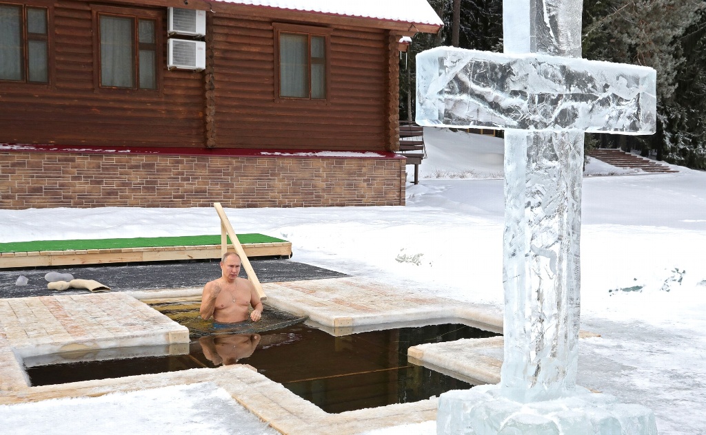 Imagen Vladimir Putin se sumerge en agua helada para cumplir tradición ortodoxa