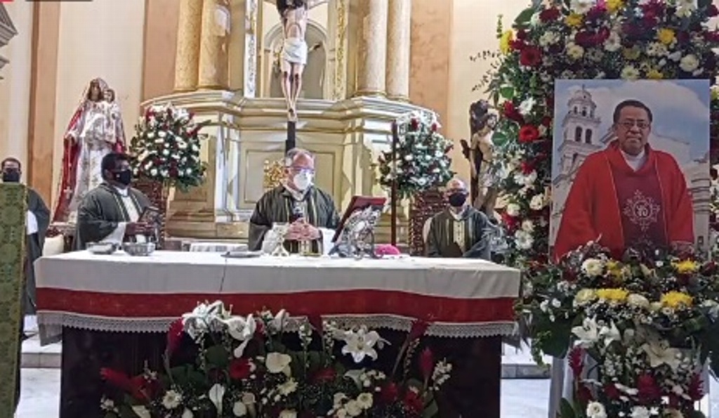 Imagen Realizan misa por el novenario del Padre Víctor Díaz Mendoza 