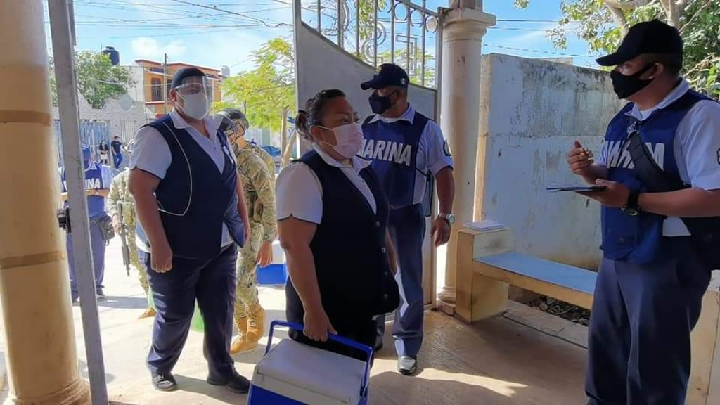 Imagen Aplican vacuna contra COVID-19 a maestros de Campeche
