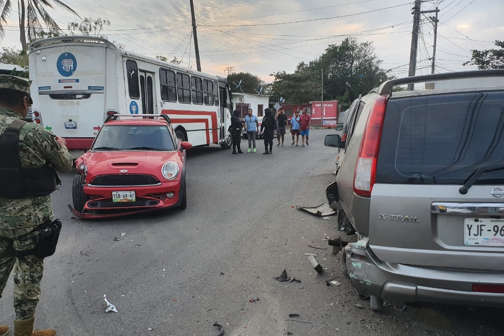 Imagen Choca contra dos autos estacionados en Lomas del Vergel en Veracruz 