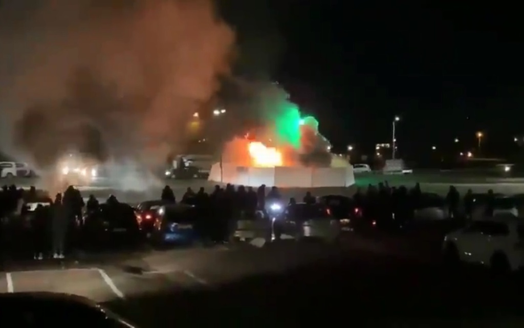 Imagen Incendian centro de pruebas COVID-19 durante protestas contra toque de queda en Holanda