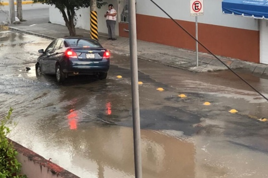 Imagen Mega fuga de agua en Veracruz; hasta un vehículo se hundió