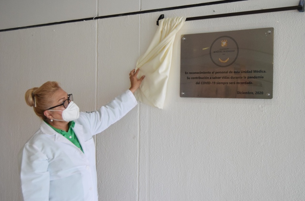 Imagen Develan placa de Condecoración Miguel Hidalgo en Hospital del IMSS en Veracruz