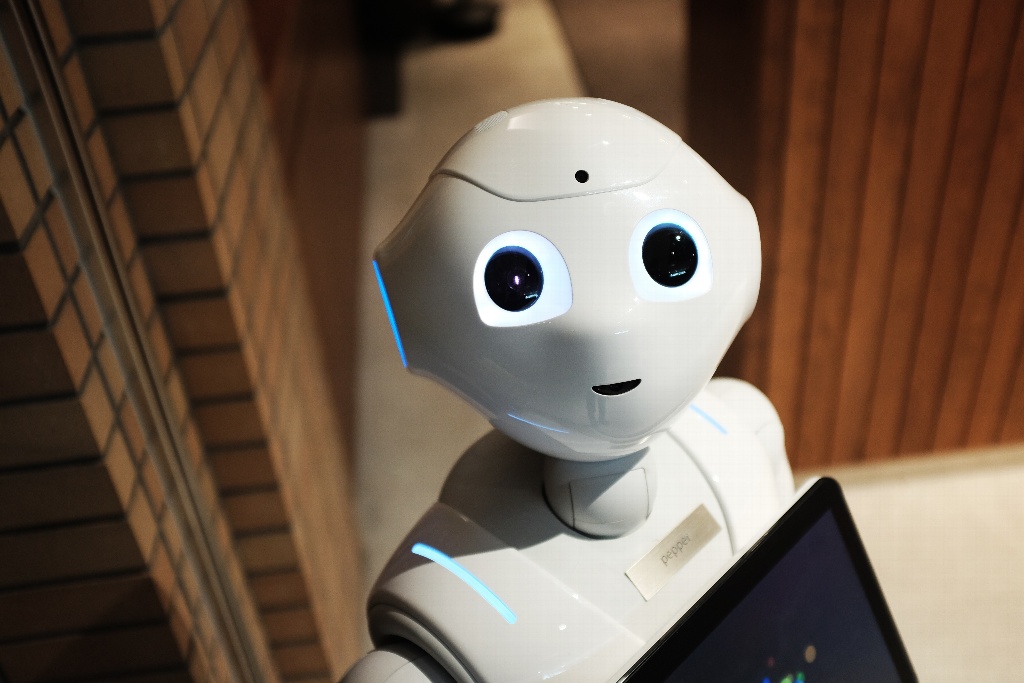 Imagen Humanos deben de capacitarse ante llegada de robots a la mano de obra: Experto