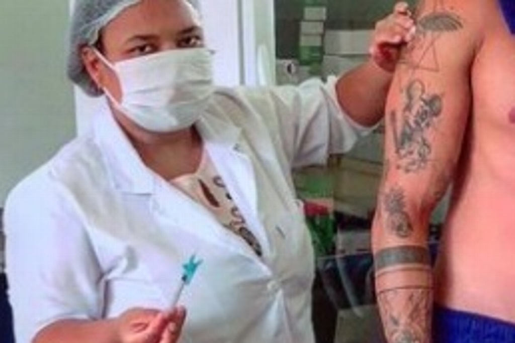 Imagen Virales, imágenes de enfermera vacunando a enfermero atlético contra el COVID-19