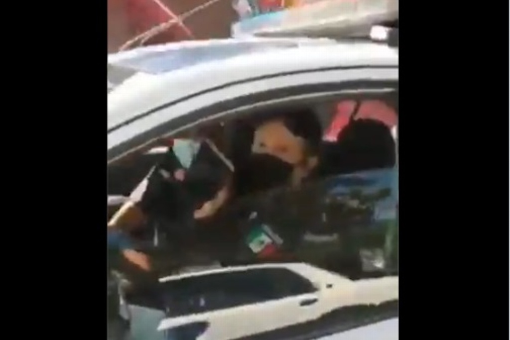 Imagen Ciudadanos persiguen a policías y los obligan a devolver teléfono celular (+Video)