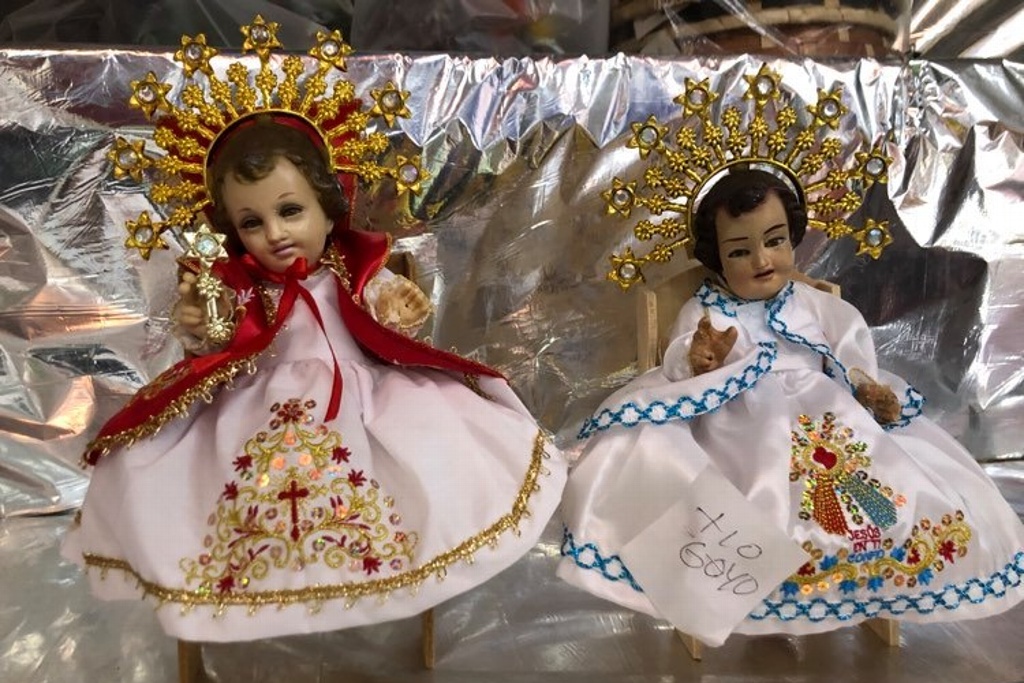 Imagen Por pandemia la gente viste a sus Niños Dios de Niño Doctor y del Niño de la Salud