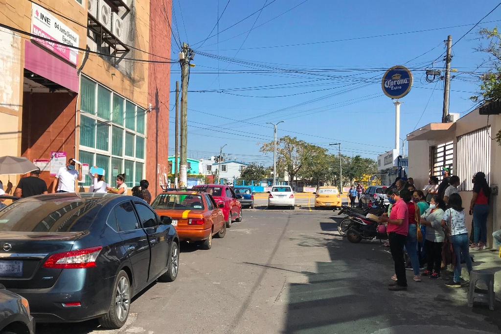 Imagen Ciudadanos hacen fila desde un día antes en el INE de Veracruz