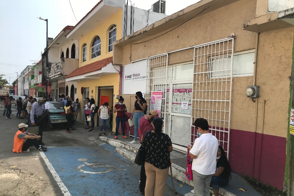 Imagen Por desidia y falta de tiempo apenas hacemos trámite en el INE: Veracruzanos en largas filas