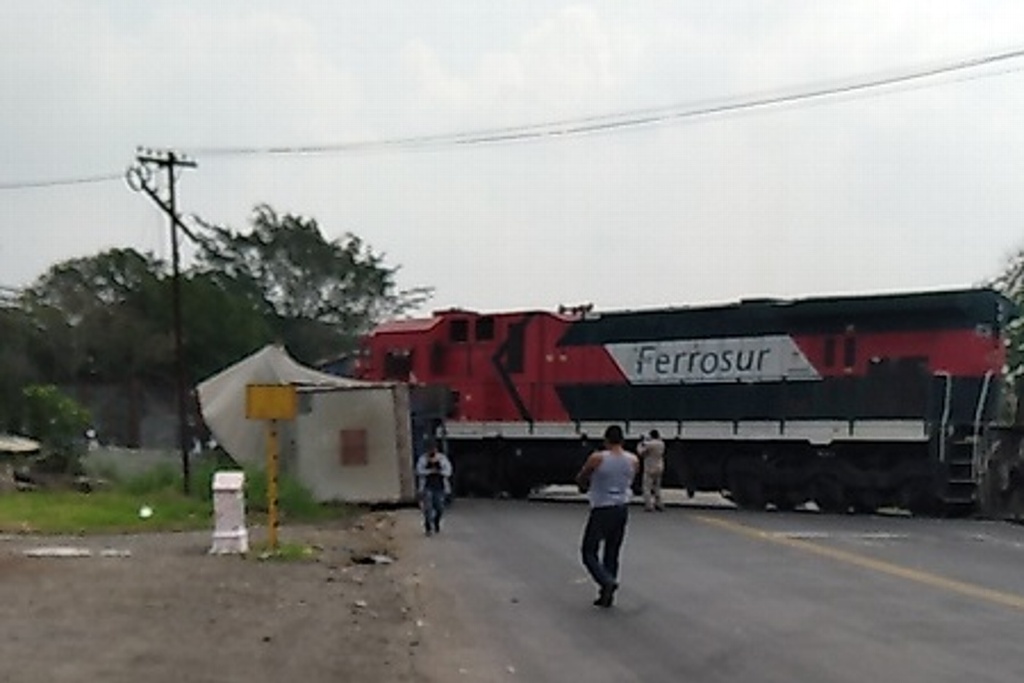 Imagen Rapiña de cervezas, tras choque de tráiler con tren en Tierra Blanca, Veracruz  