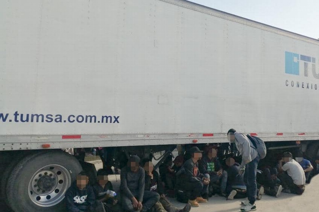 Imagen Rescatan a 233 migrantes abandonados en un tráiler al sur de Veracruz 
