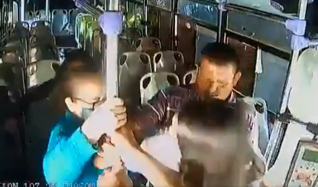 Imagen Apuñalan a mujer en camión del transporte público, el agresor era su pareja (Video)