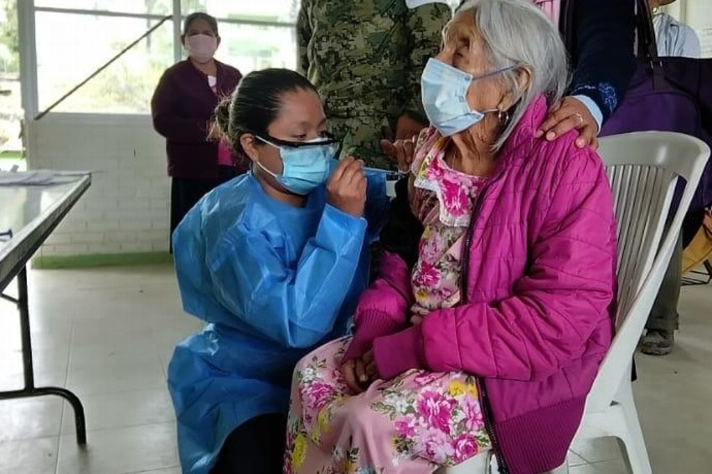Imagen Abuelita de 120 años de edad recibe vacuna COVID-19 en Platón Sánchez, Veracruz