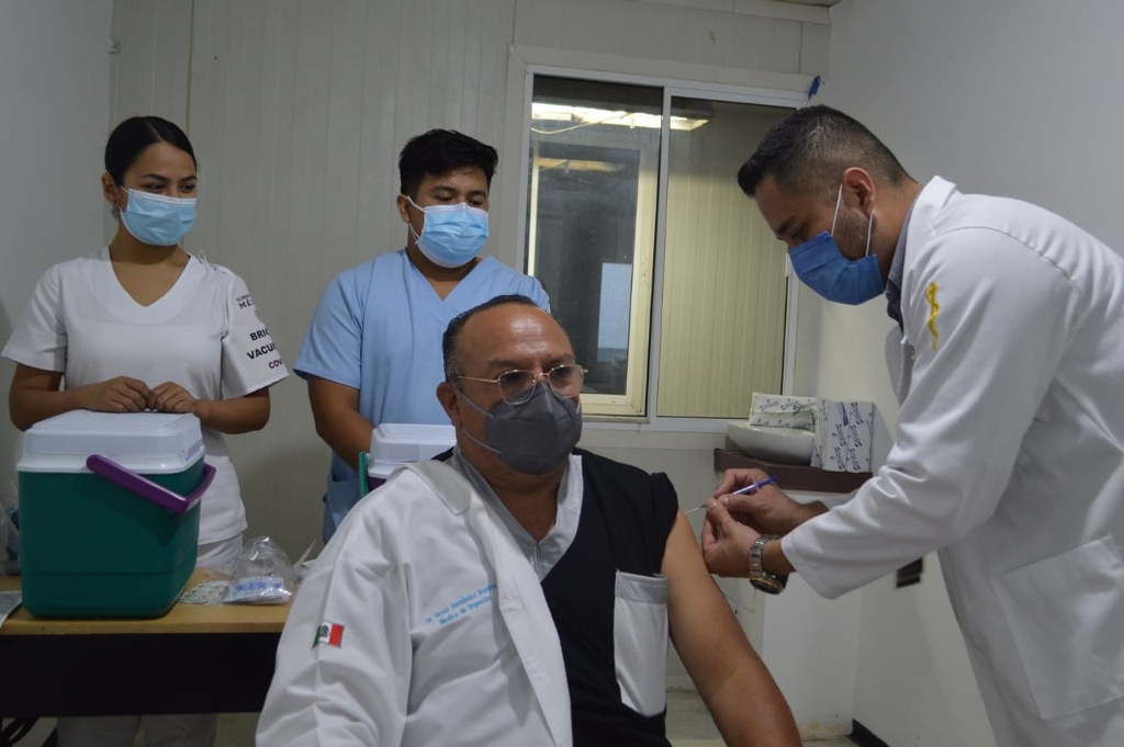 Imagen Aplican segunda dosis de vacuna contra COVID-19 a personal del ISSSTE de Veracruz 