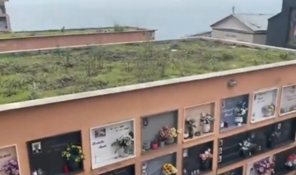 Imagen Captan derrumbe de cementerio en acantilado (+Video)