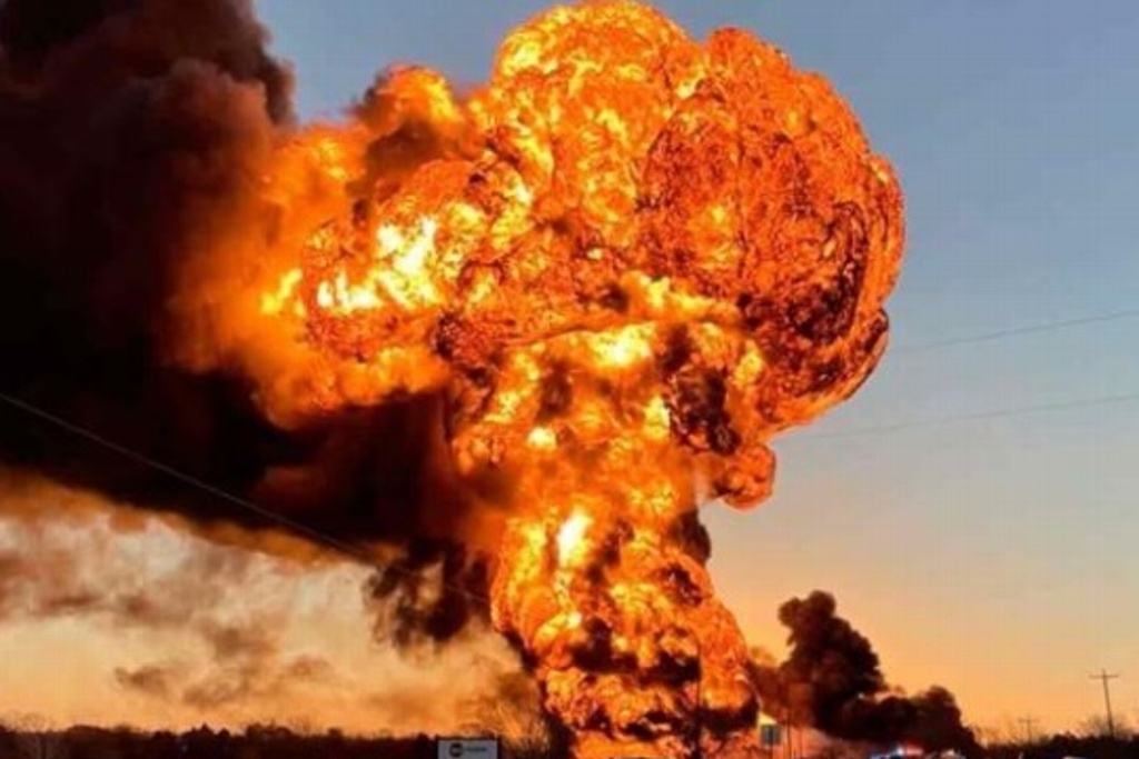 Imagen Camión choca contra tren y explotan en Cameron, Texas (+Video)