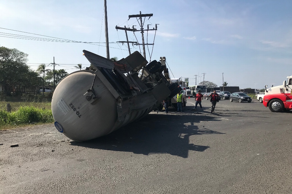 Imagen Pipa que cargaba químico queda volcada en carretera de Veracruz Puerto