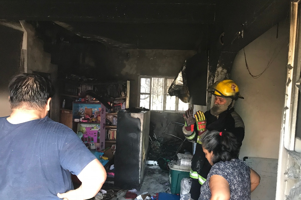 Imagen Se incendia vivienda en Veracruz cuando familia completa estaba al interior, y resultan ilesos