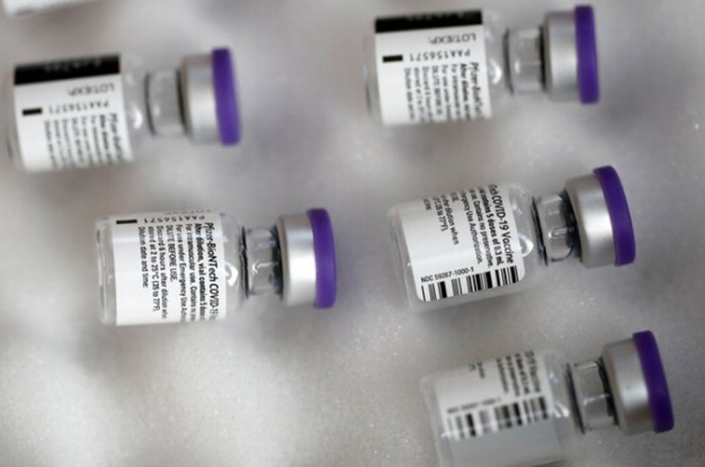 Imagen Autorizan almacenar vacunas anticovid de Pfizer en congeladores de uso farmacéutico, en EU