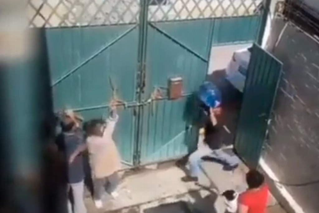 Imagen Hombre golpea a su madre con un garrafón de agua (+video)