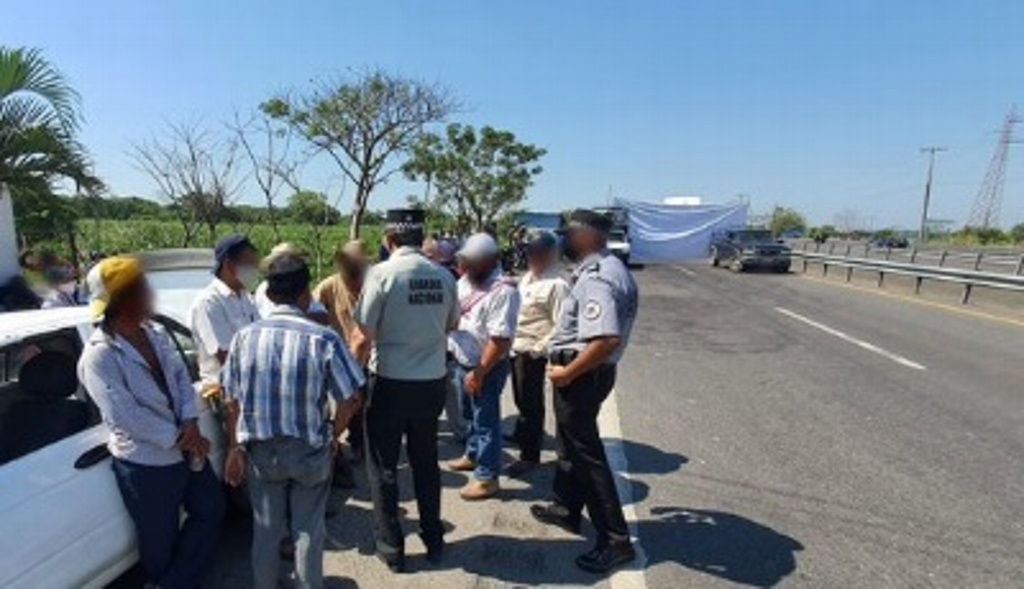 Imagen Reportan bloqueo en carretera Coatzacoalcos-Villahermosa