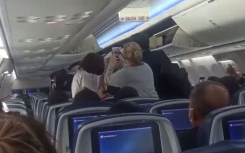 Imagen Pasajeros insultan a AMLO en vuelo a la Ciudad de México (+video)