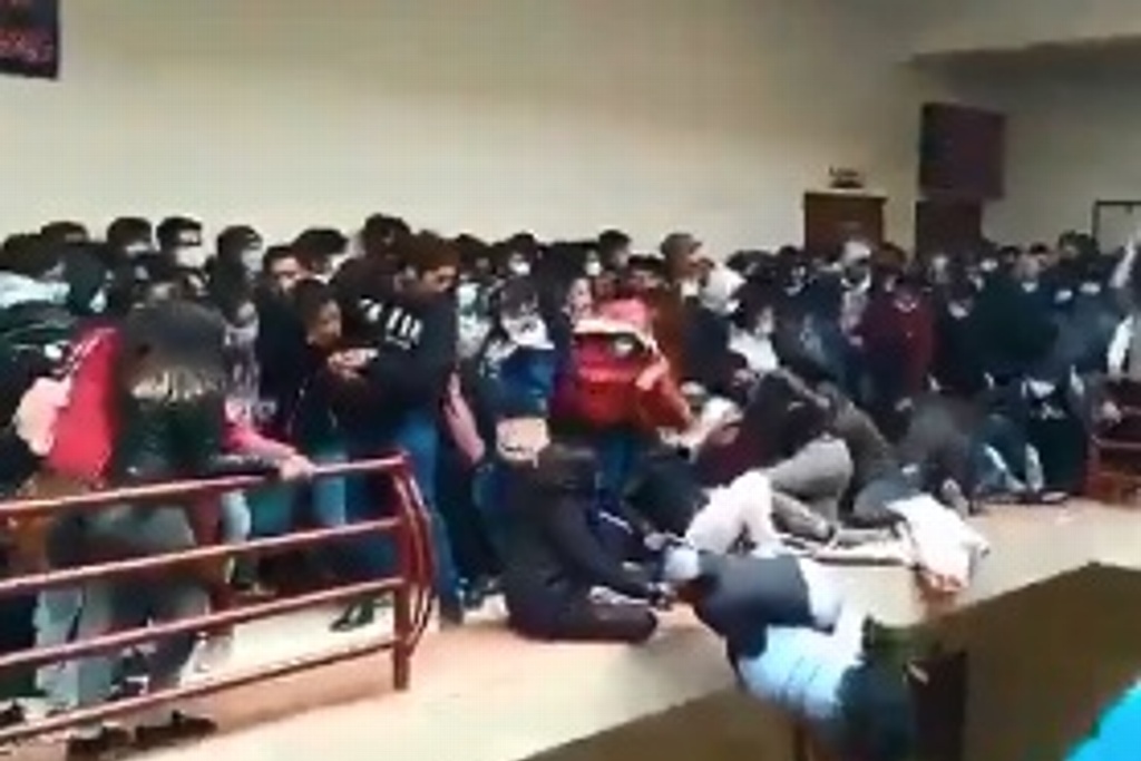 Imagen Suman 7 estudiantes muertos tras desprenderse barandal en universidad (+Video)