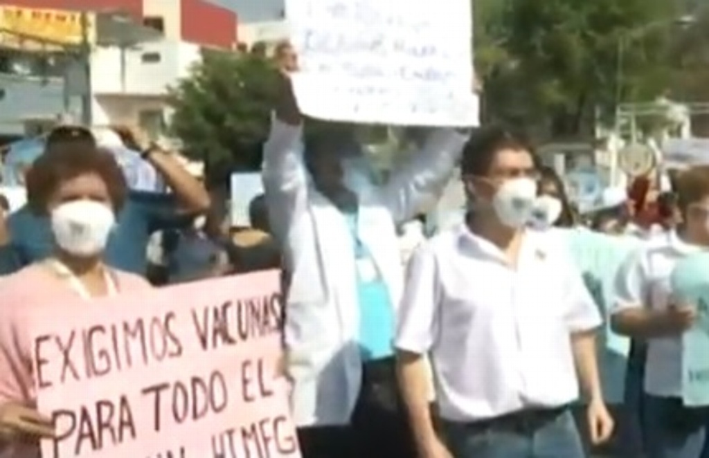 Imagen Protesta personal de salud en CdMx; piden ser vacunados contra COVID-19