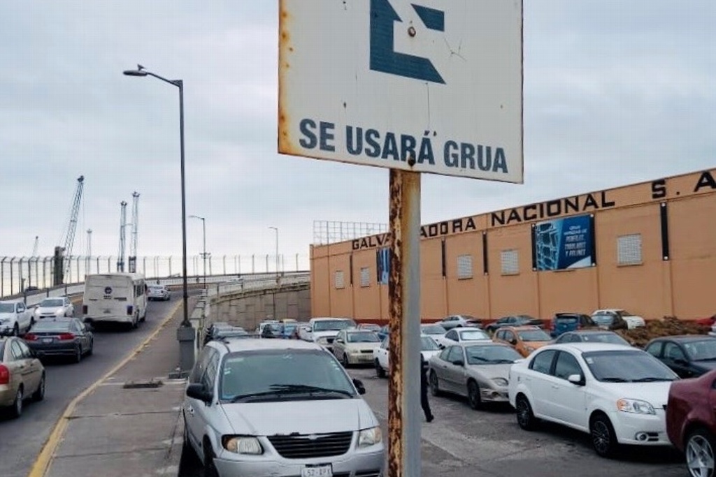 Imagen Hacen operativos para retirar vehículos mal estacionados en Veracruz