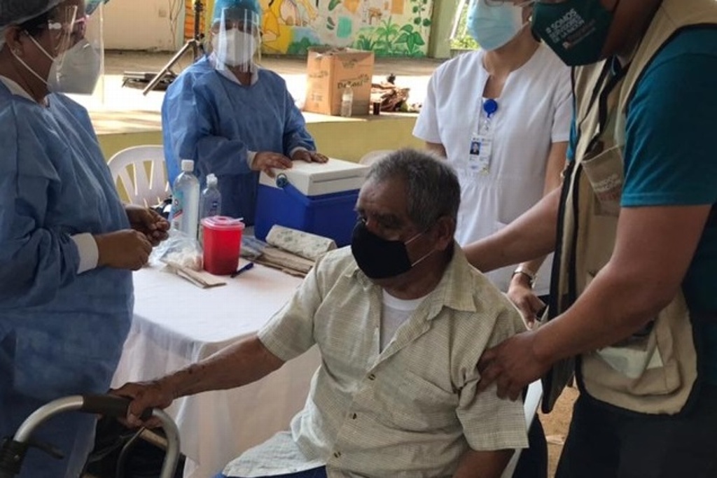 Imagen En próximos días serán vacunados adultos mayores en ciudades grandes de Veracruz: Ssa 
