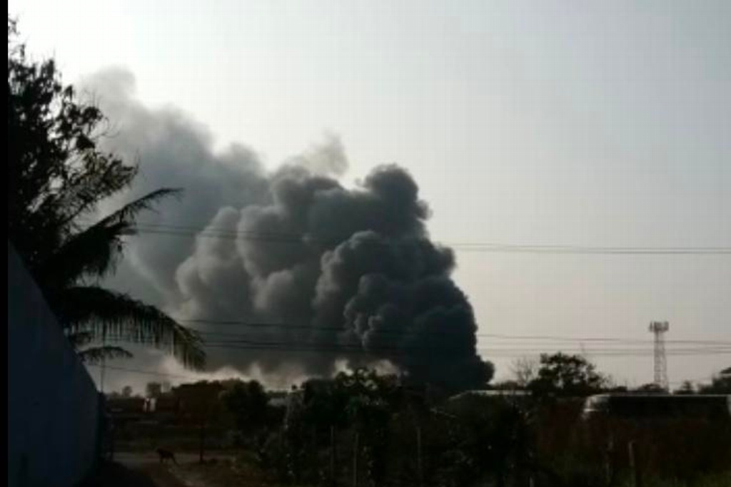 Imagen Incendio consume camiones de pasaje en taller mecánico de Veracruz