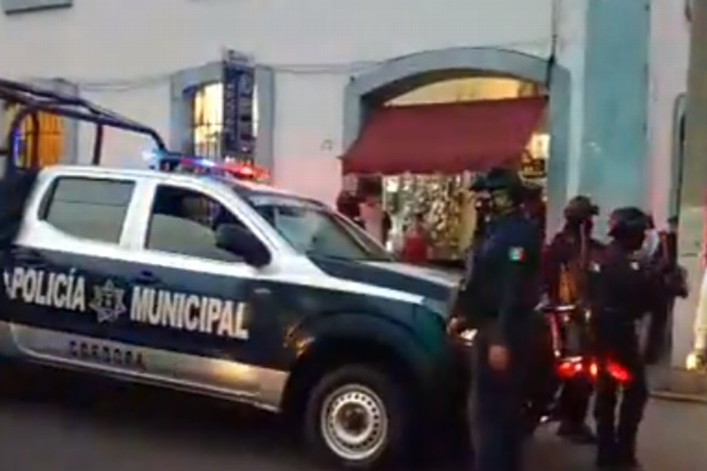 Imagen Hombre intenta suicidarse en plena vía pública en Córdoba, Veracruz 