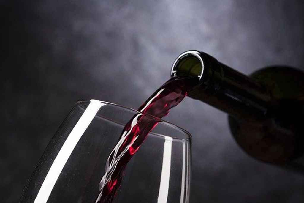 Imagen Ácido que se encuentra en el vino podría funcionar como terapia contra COVID-19, revela estudio