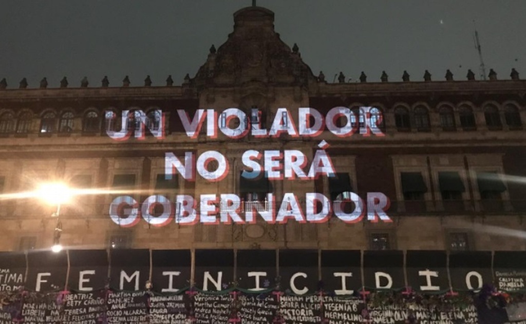 Imagen Proyectan en fachada de Palacio Nacional frases previo al 8M