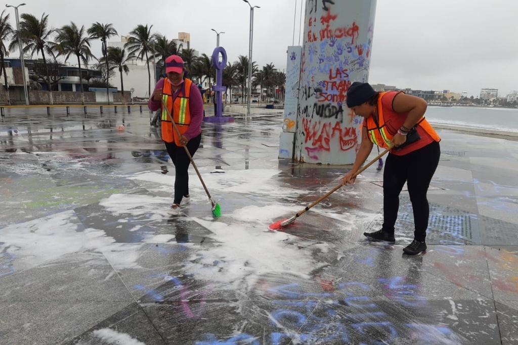 Imagen Comienza la limpieza de plaza de la Soberanía en Veracruz tras protesta del 8M