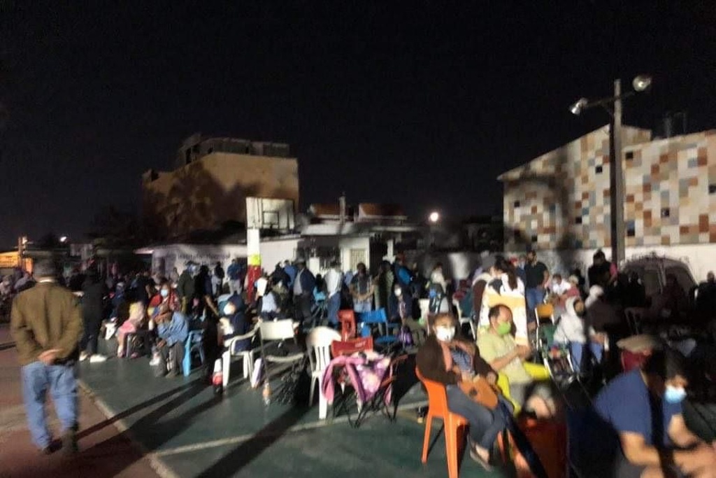 Imagen Acampan en módulo de vacunación de Los Pinos, en Veracruz 