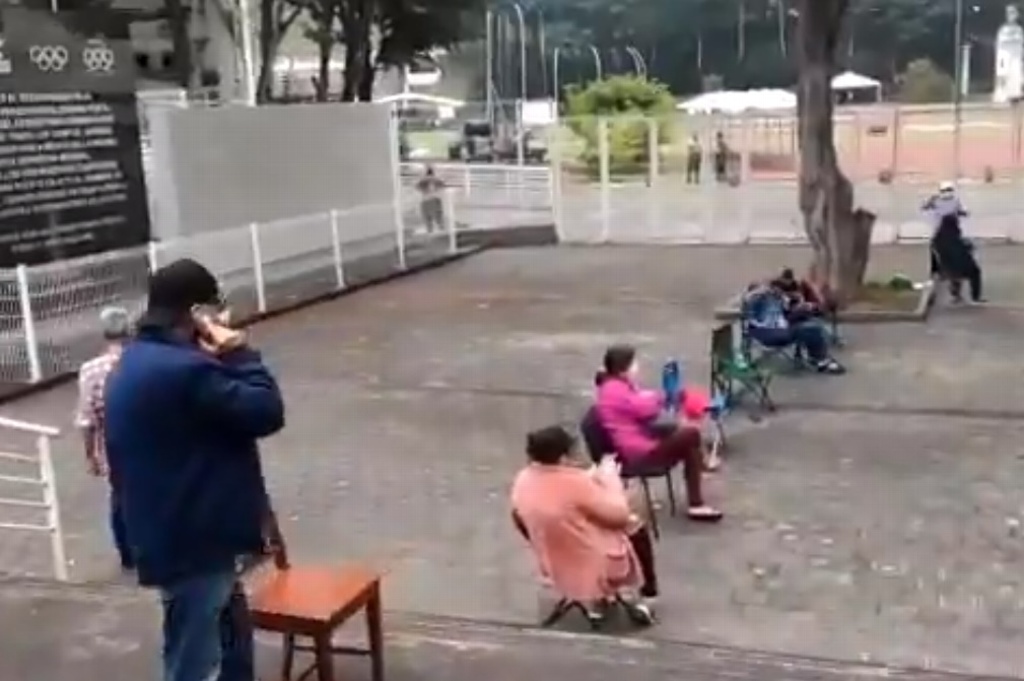 Imagen Adultos mayores ya hacen fila para vacunarse contra COVID-19 en Xalapa