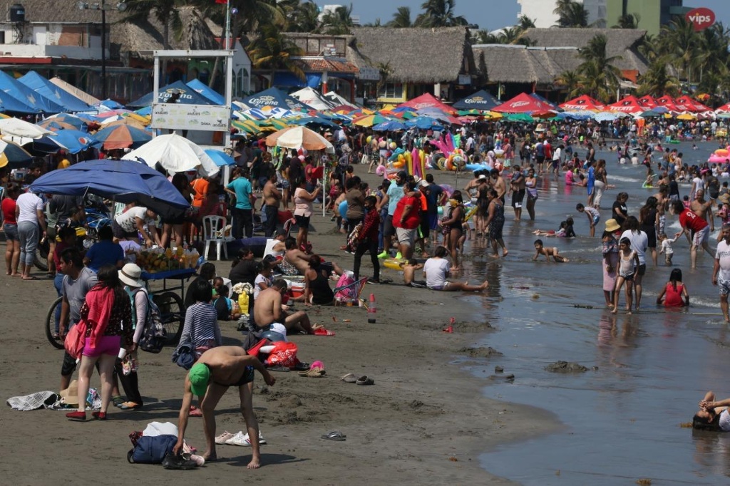 Imagen Abarrotadas las playas de Veracruz este puente vacacional (Fotos)