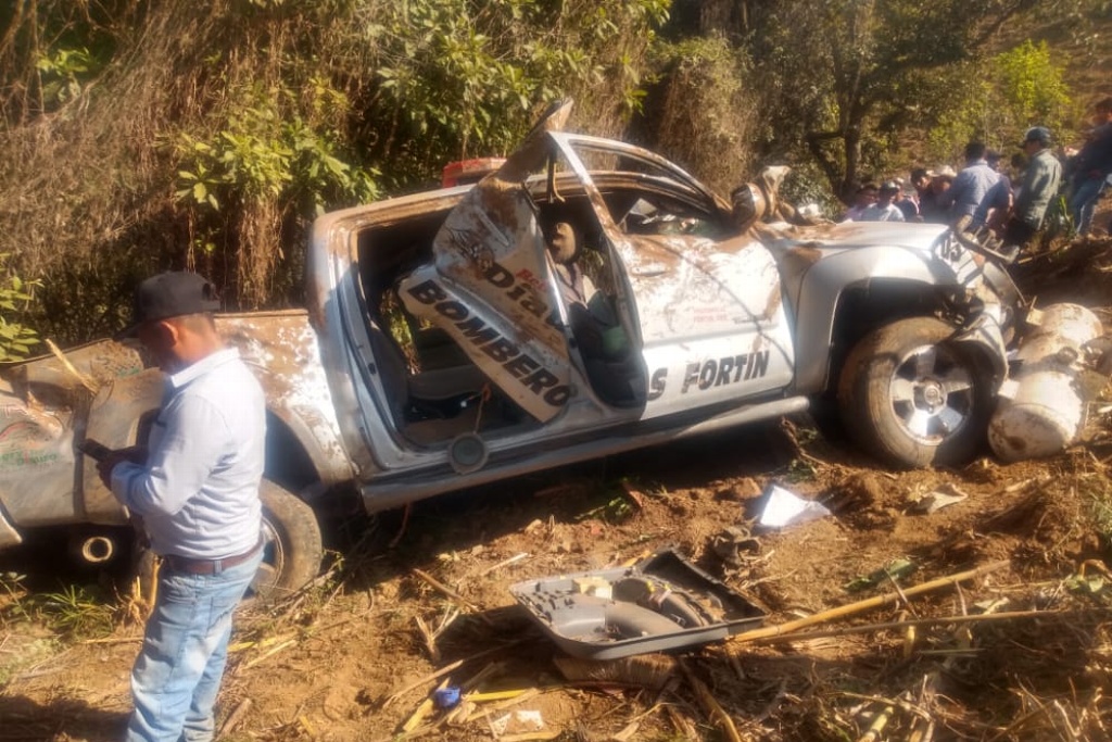 Imagen Cae camioneta de bomberos a barranco; reportan 2 muertos (+Fotos)