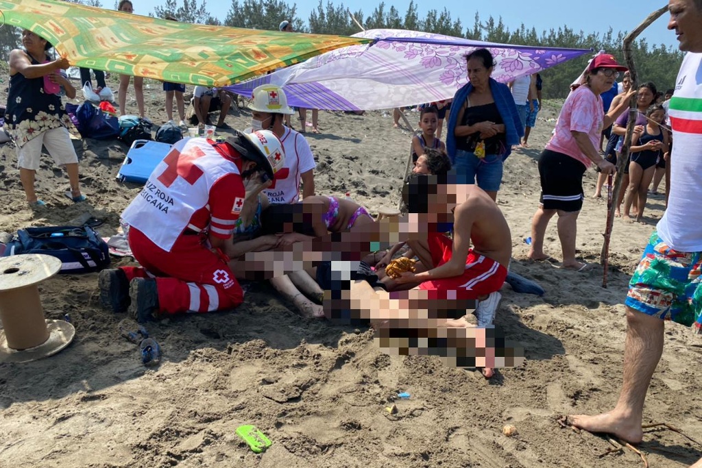 Imagen Rescatan a 3 turistas a punto de ahogarse en playa Chalchihuecan, en La Antigua