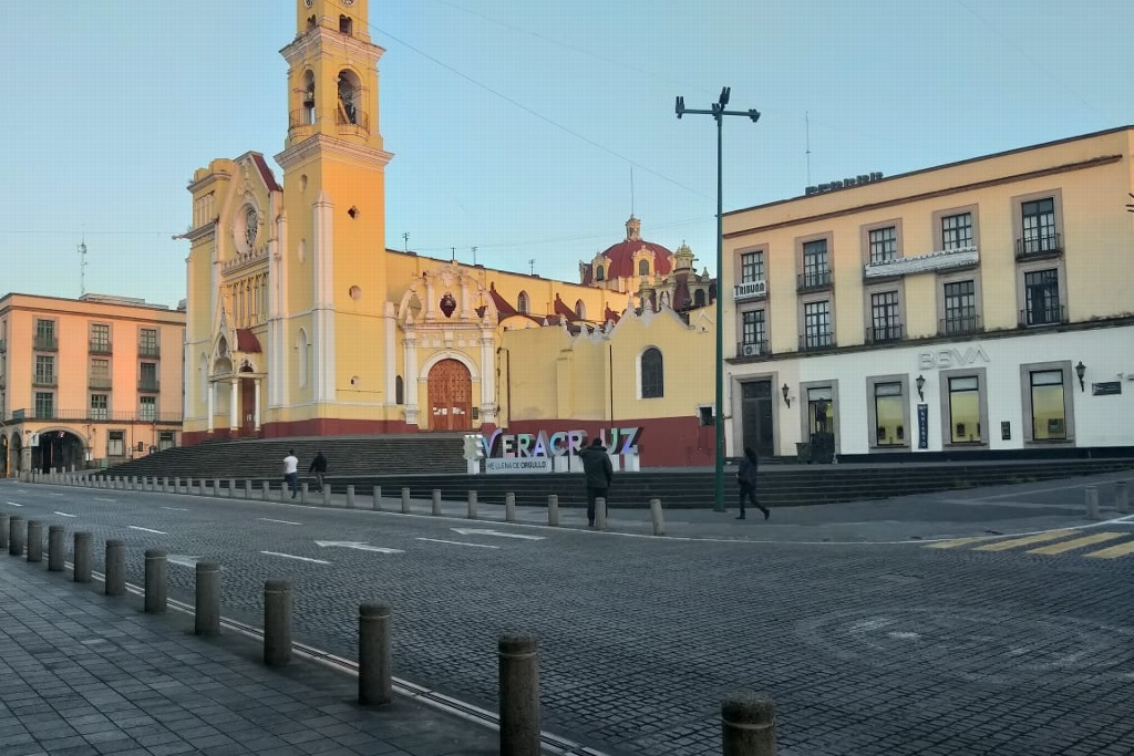 Imagen Tras realizar plantón, integrantes de los 400 pueblos abandonan Plaza Lerdo, Xalapa