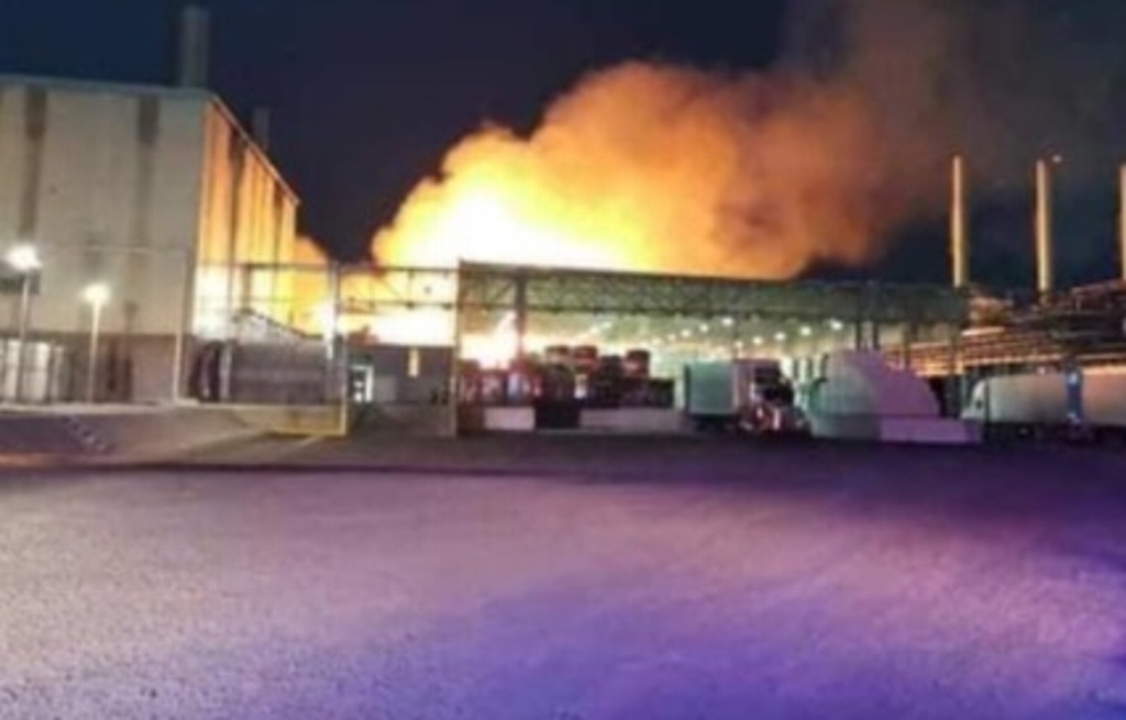 Imagen Evacúan por incendio a decenas de trabajadores por incendio en Kimberly-Clark en Querétaro