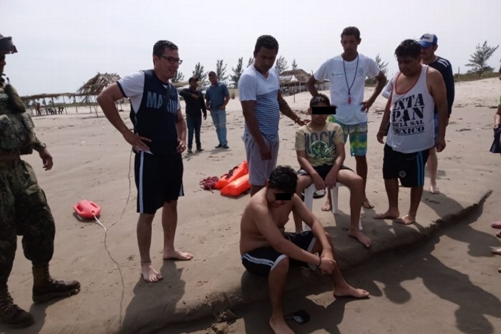 Imagen Rescatan a dos jóvenes a punto de ahogarse en Tamiahua, Veracruz