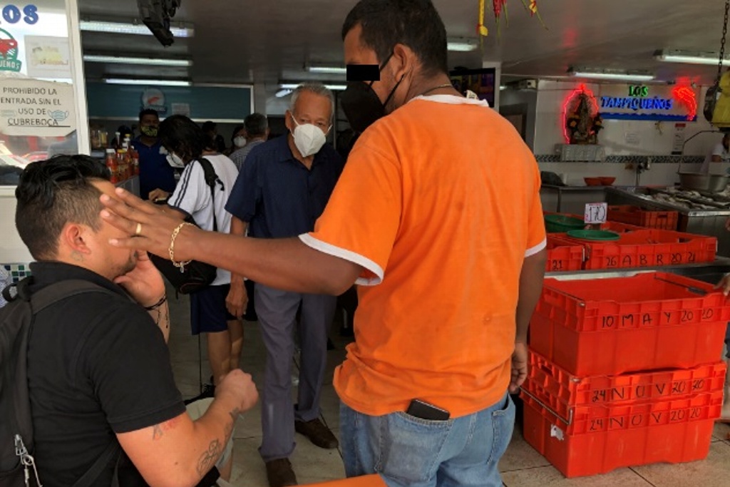 Imagen Vendedores de pescado se quejan que chilangos y poblanos no usan cubrebocas