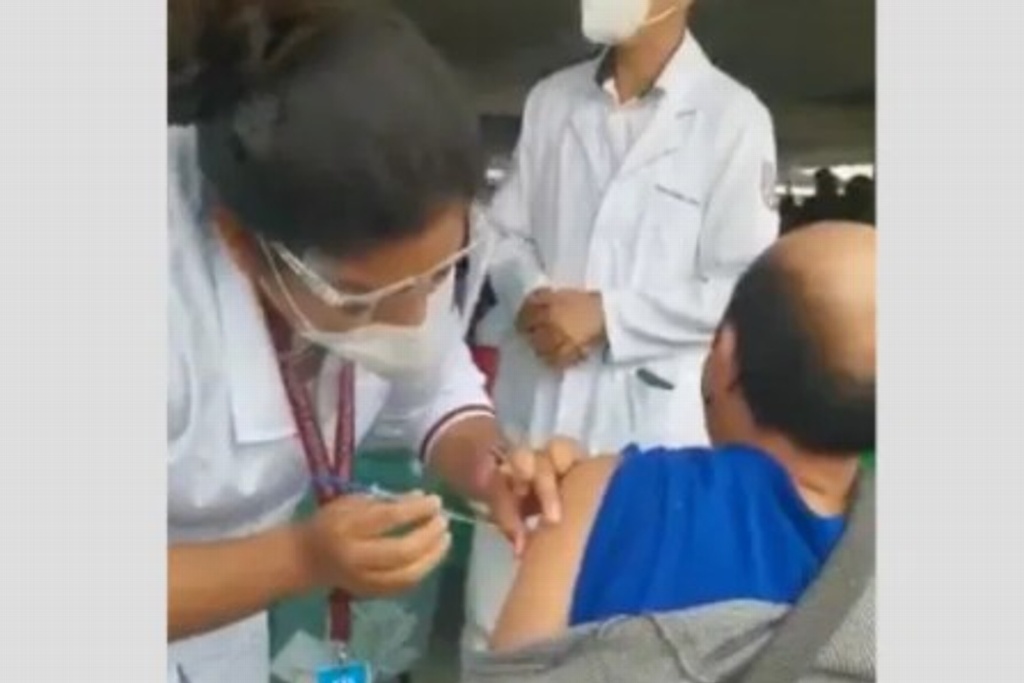 Imagen Acusan que vacunaron a adulto mayor, pero la jeringa estaba vacía (+video)