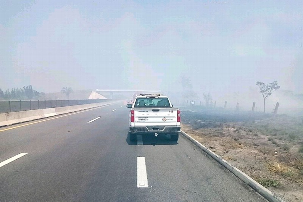 Imagen Se registra incendio de pastizal en libramiento de Cardel; hay humo en la carretera