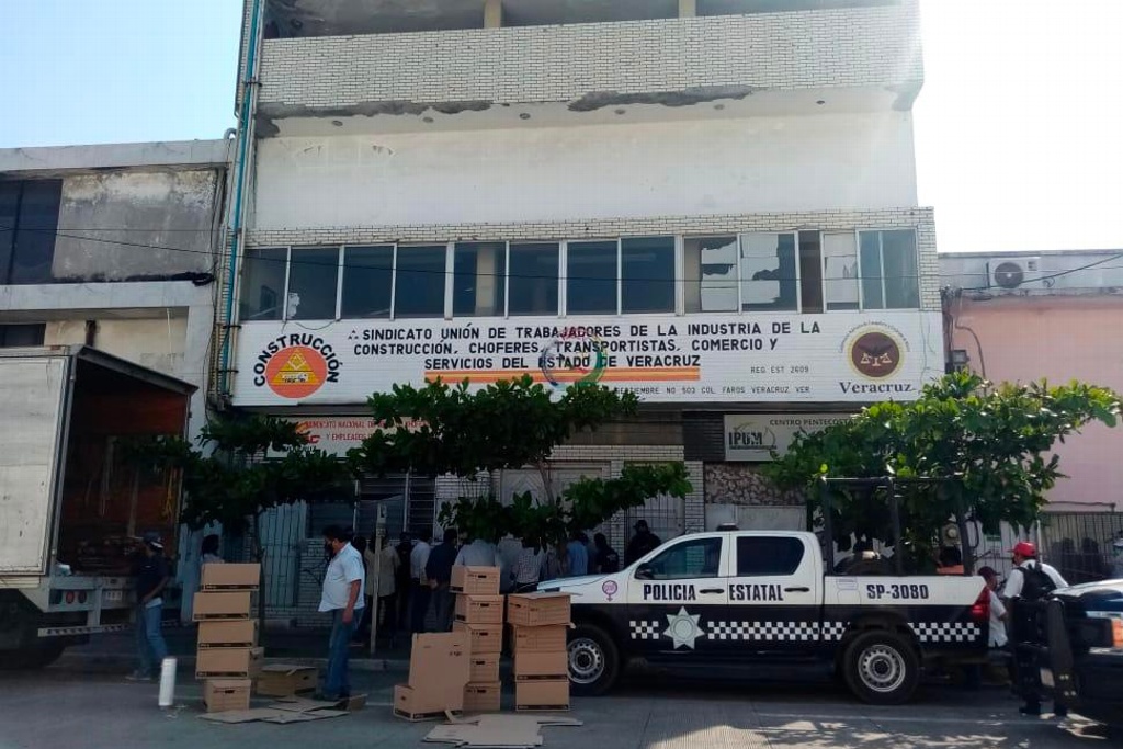 Imagen CTM recupera edificio que ocupaba la CROC mediante desalojo, en Veracruz